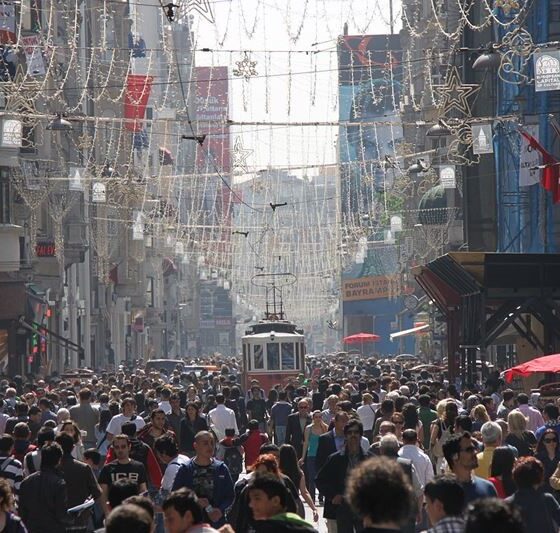 Туристическая улица Истикляль в Стамбуле