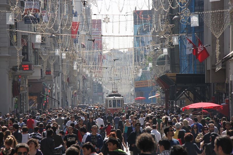 Туристическая улица Истикляль в Стамбуле