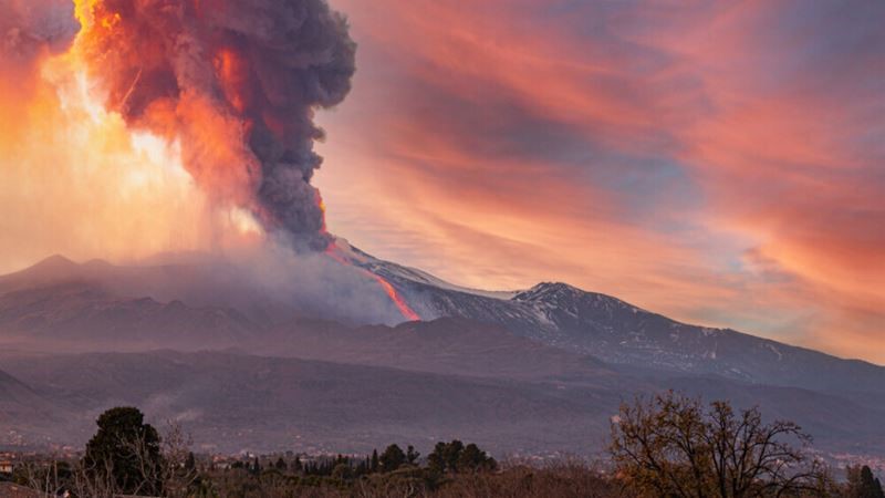 Извержение вулкана Этна нарушило работу туристической инфраструктуры Италии
