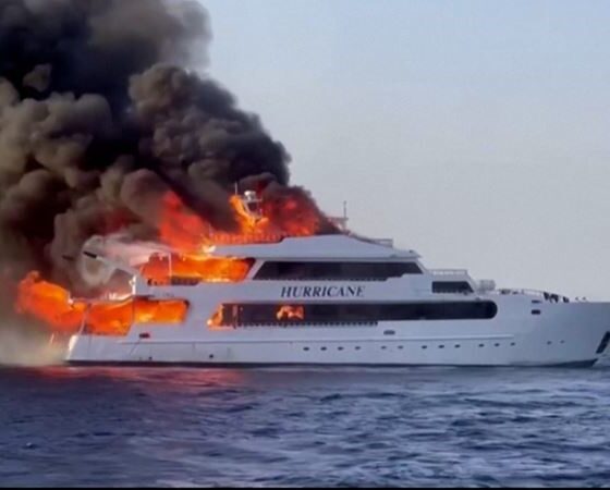 Около египетского побережья загорелась яхта с туристами