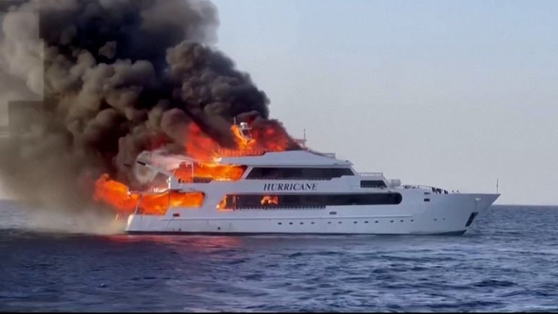 Около египетского побережья загорелась яхта с туристами