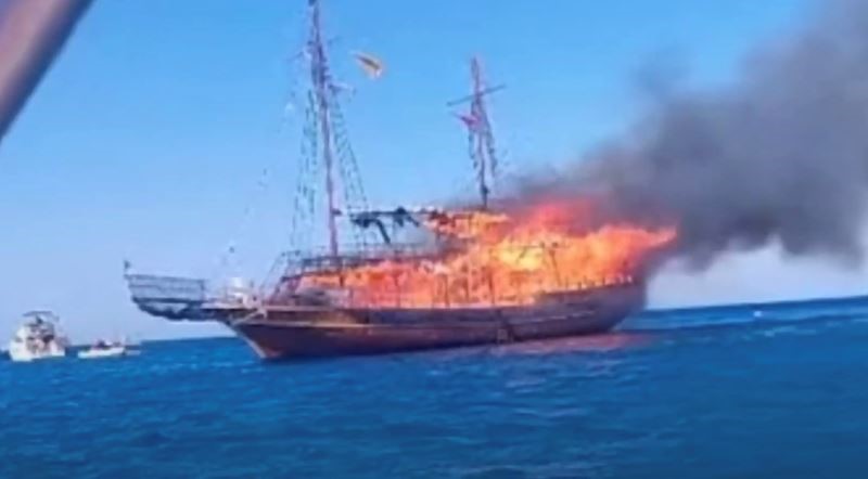 В открытом море загорелся корабль с пассажирами