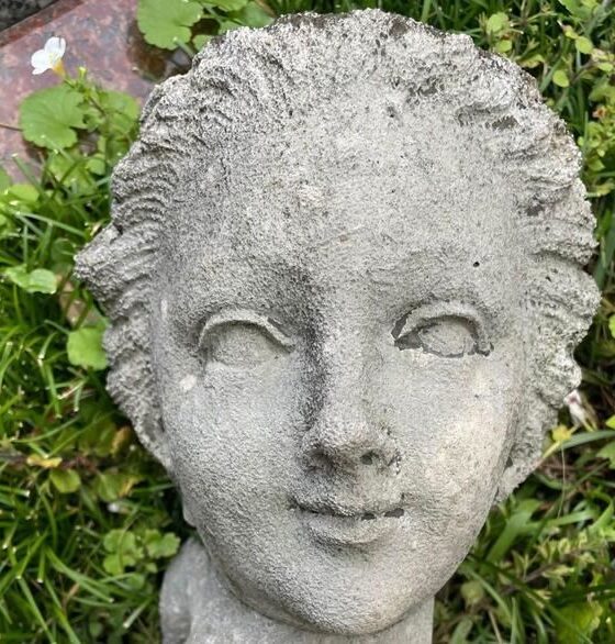 Группа туристов из Германии разрушила 150-летнюю статую