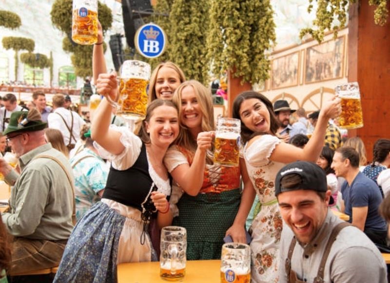 В Мюнхене открылся самый массовый фестиваль пива